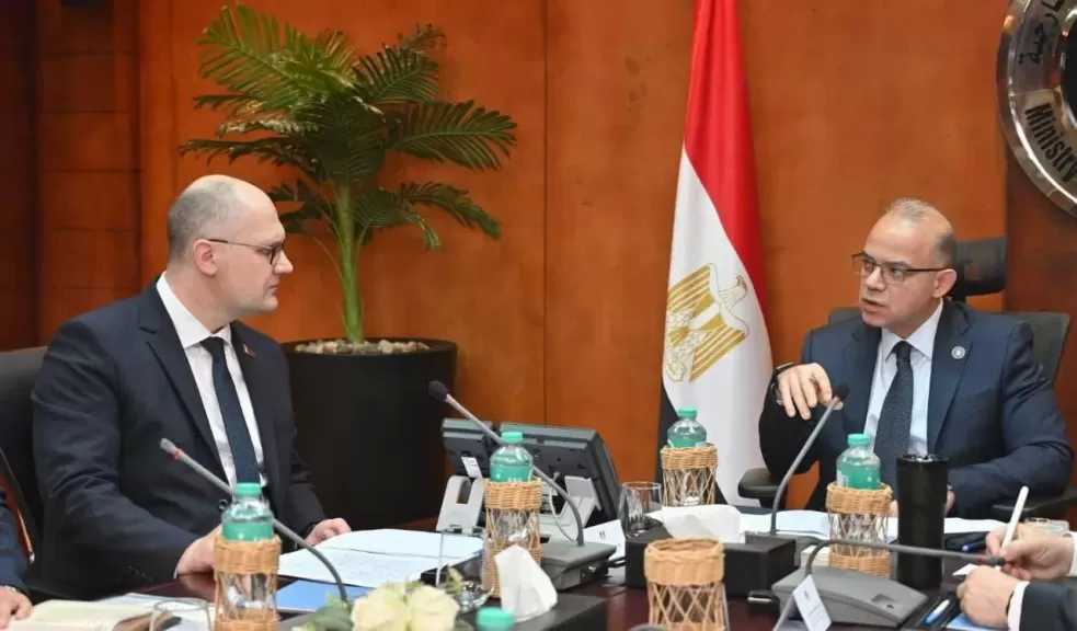 وزير الاستثمار يبحث مع سفير بيلاروسيا تعميق التصنيع المحلي وتطوير الشراكات الصناعية والتبادل التجاري