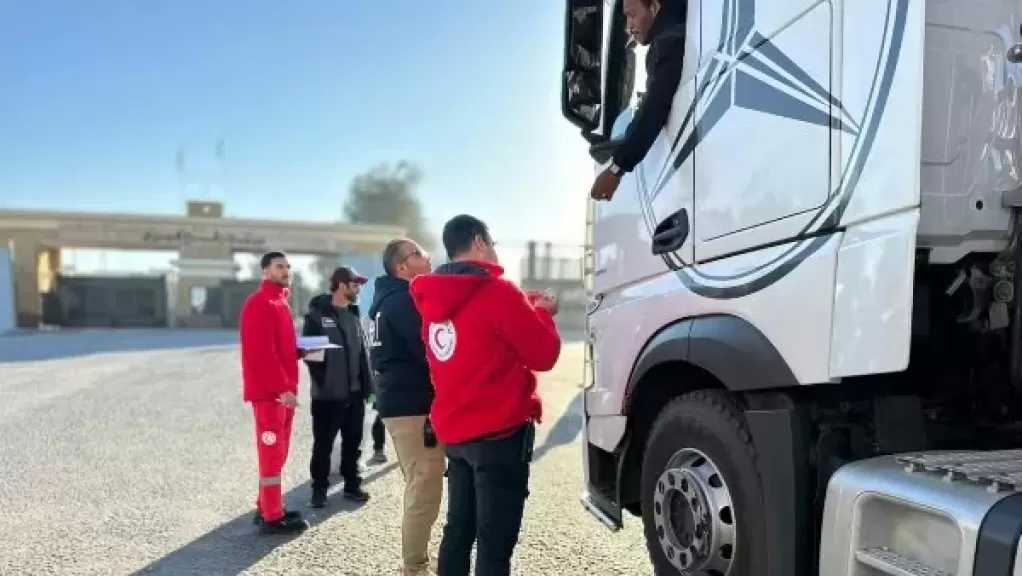 قافلة ”زاد العزة” الـ 183 تدخل إلى الفلسطينيين في قطاع غزة