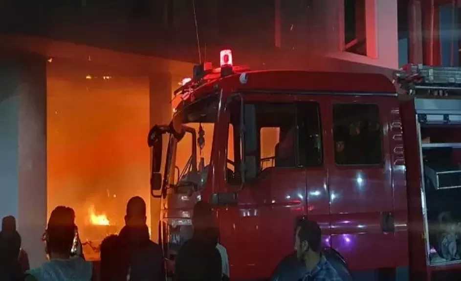 النيابة تحقق في حريق 4 محلات تجارية بإمبابة.. والتحريات: ماس كهربائي السبب