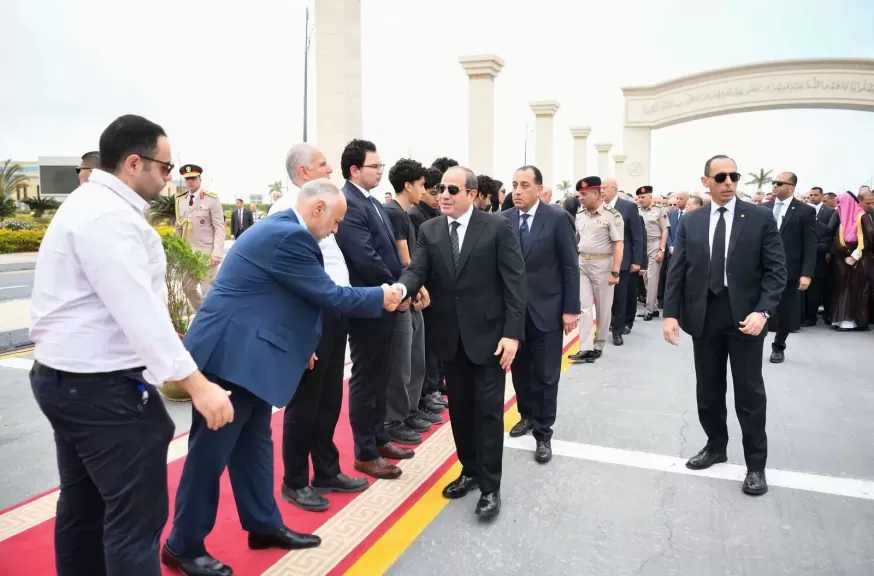 المتحدث الرئاسي ينشر صور الرئيس السيسي يتقدم مشيعي جنازة اللواء كمال مدبولي والد رئيس الوزراء