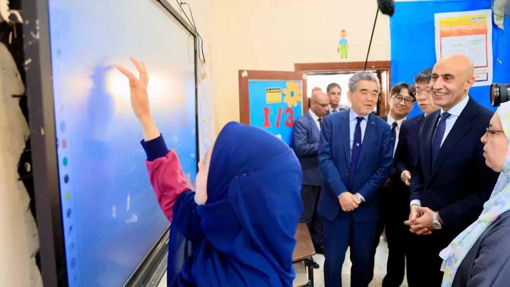 وزير التعليم يصطحب رئيسي جامعة هيروشيما و”سبريكس” في زيارة لمدرسة الأورمان الثانوية