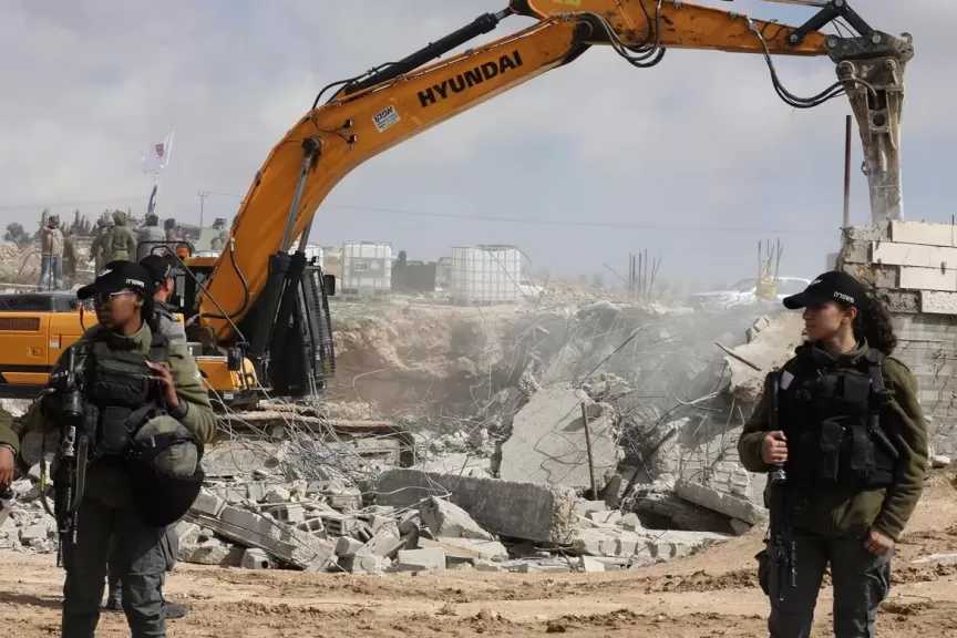 الضفة.. جيش الاحتلال الإسرائيلي يهدم منزلا فلسطينيا وبئر مياه جنوب الخليل