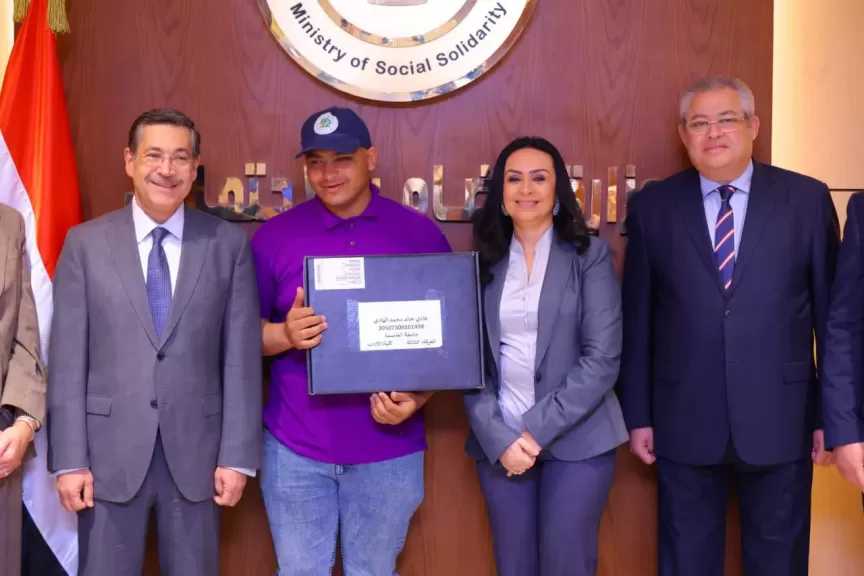 وزارة التضامن الاجتماعي وبنك التعمير والإسكان يشهدان توزيع عدد من الأجهزة التعويضية لطلاب الجامعات من ذوي الإعاقة