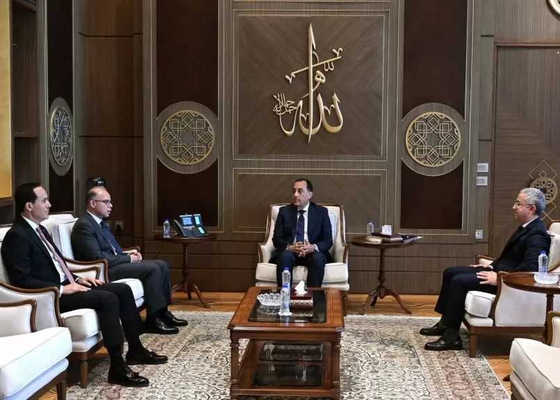رئيس الوزراء يُصدر قرارين بتعيين الدكتور محمد عوض رئيسًا تنفيذيًا للهيئة العامة للاستثمار والمناطق الحرة والدكتورة إيمان منصور نائبًا