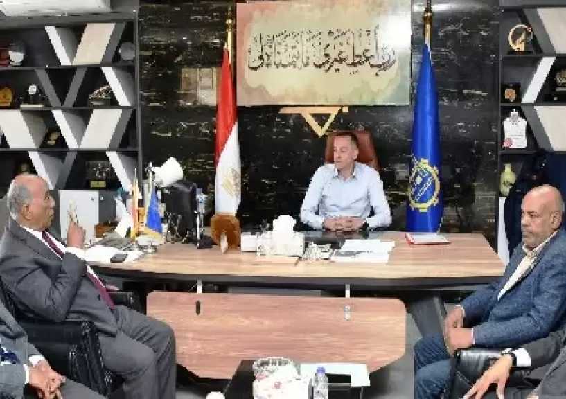 محافظ أسوان يبحث مطالب المواطنين مع أعضاء مجلس النواب