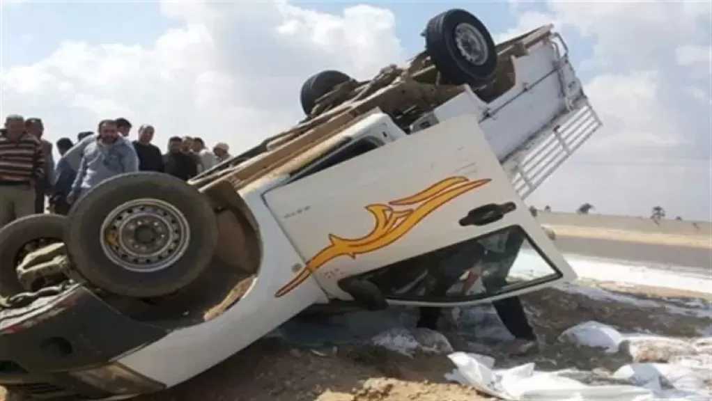 مصرع سائق في انقلاب سيارة نقل بالشيخ زايد