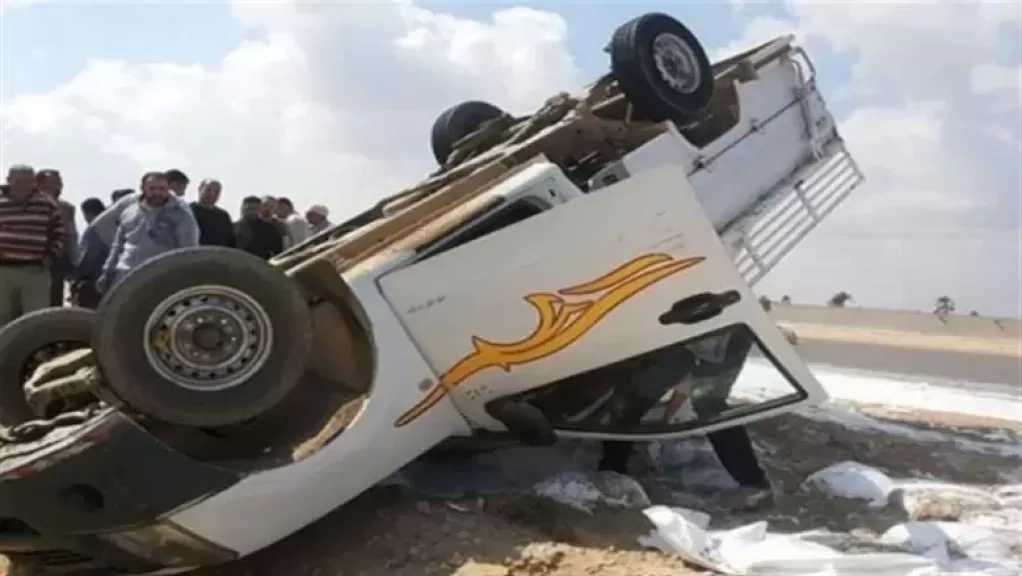 مصرع شخص وإصابة 2 آخرين في حادث انقلاب سيارة أعلى الطريق الصحراوي بالإسكندرية