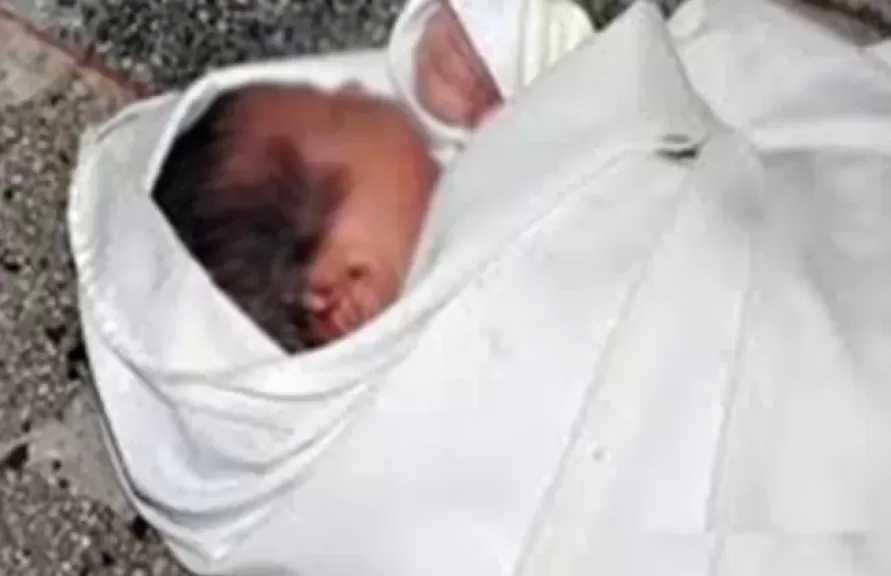 العثور على رضيعة بجوار مسجد في أوسيم