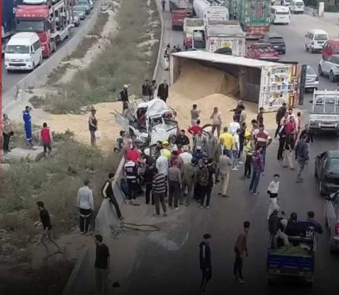 إصابة 5 أشخاص في انقلاب سيارة نقل محملة بالرمال على ميكروباص بالإسكندرية