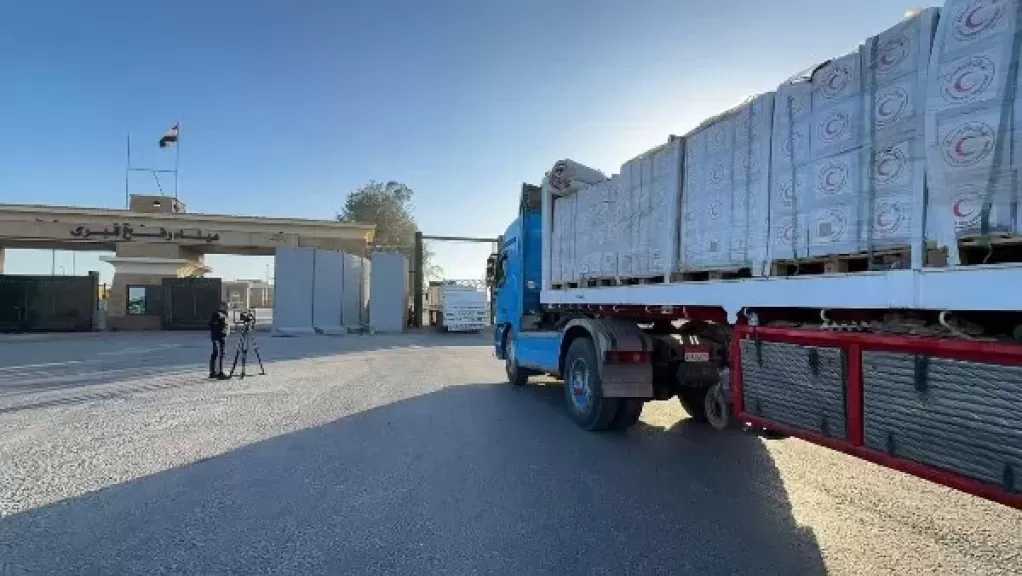 الهلال الأحمر يطلق قافلة «زاد العزة» 187 بحمولة أكثر من 3 آلاف طن مساعدات