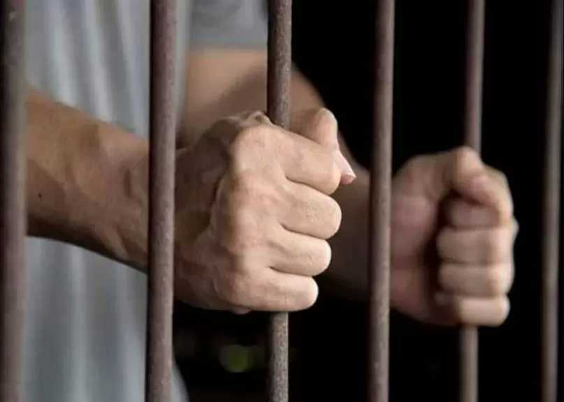 جنايات الجيزة تعاقب شقيقين بالسجن لاتهامهما بالشروع في قتل شاب والتعدي على والدته بالوراق
