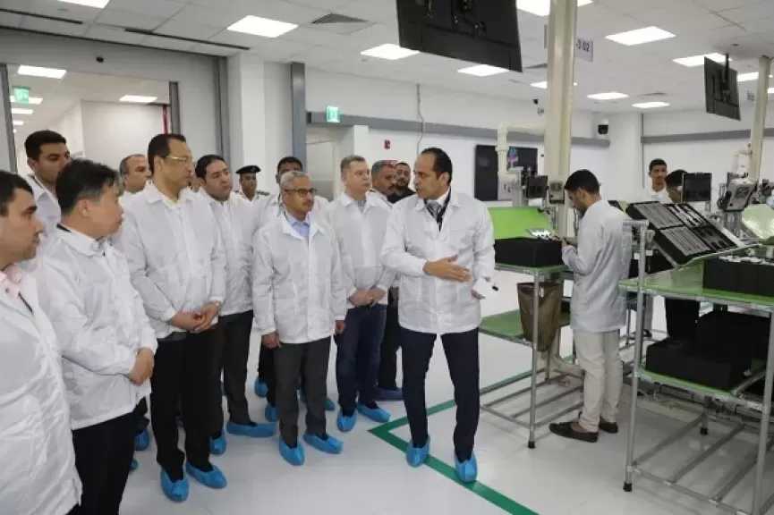 وزير الاتصالات ومحافظ بني سويف يتفقدان مصنع الإلكترونيات التابلت والموبايل بمجمع مصانع سامسونج