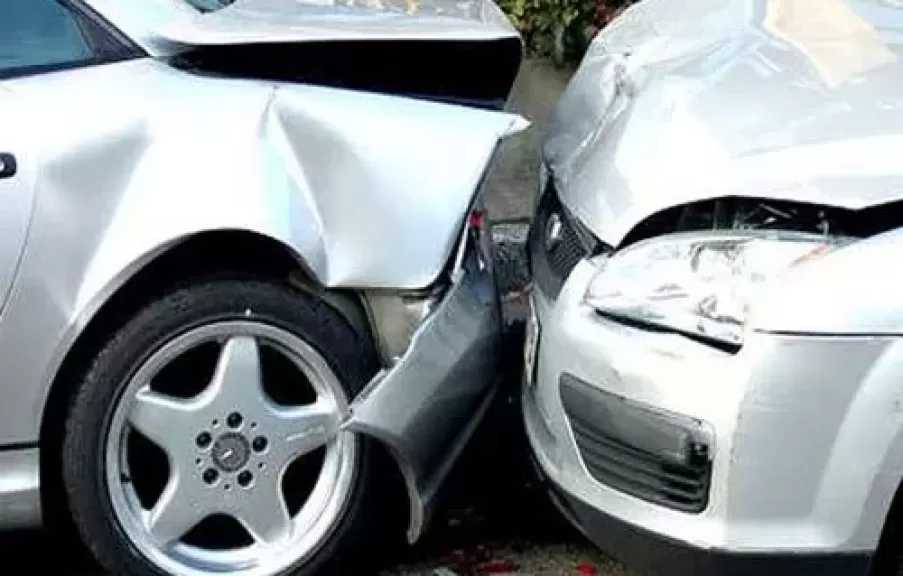 التحقيق في مصرع شخص بحادث تصادم سيارتي نقل بالطريق الأوسطي