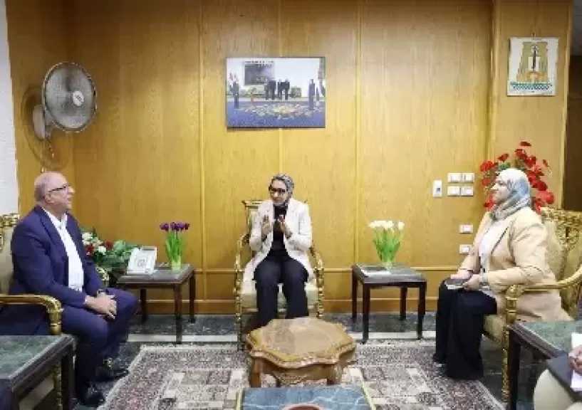 محافظ الوادي الجديد تبحث مع مسؤولي «طاقة غاز» التوسع في مراكز المحافظة
