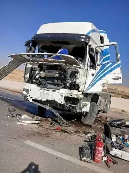 انقلاب سيارة مقطورة اصطدمت بالحاجز الخرساني في القطامية