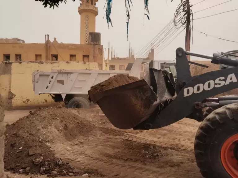 حملات تمهيد للطرق ونظافة ورفع مخلفات بقرية الرزيقات في الأقصر.. صور