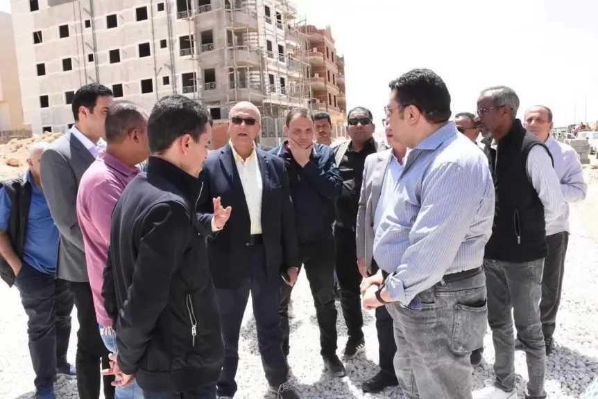 نائب وزيرة الإسكان يتفقد مشروعات المرافق بمدينة القاهرة الجديدة