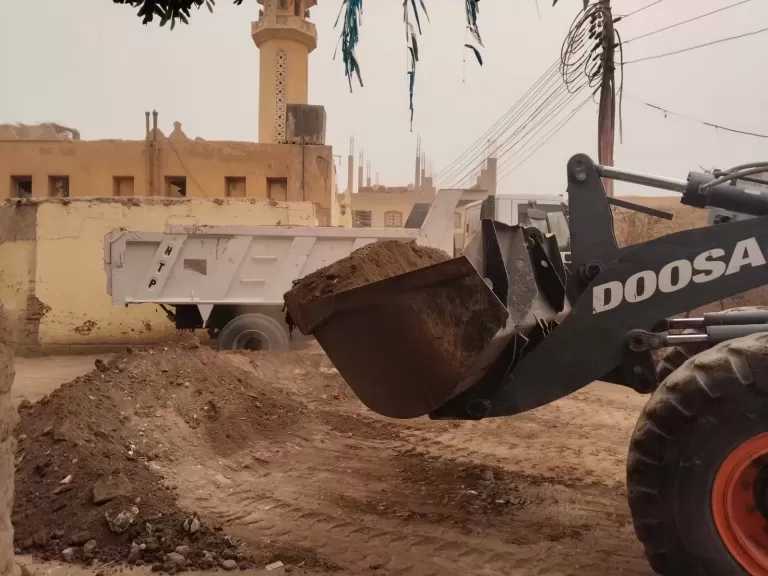 الجيزة ترفع 1400 طن مخلفات من طريق ”اللبيني ناهيا”
