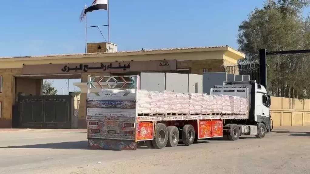 قافلة ”زاد العزة” الـ 189 تدخل إلى الفلسطينيين في قطاع غزة