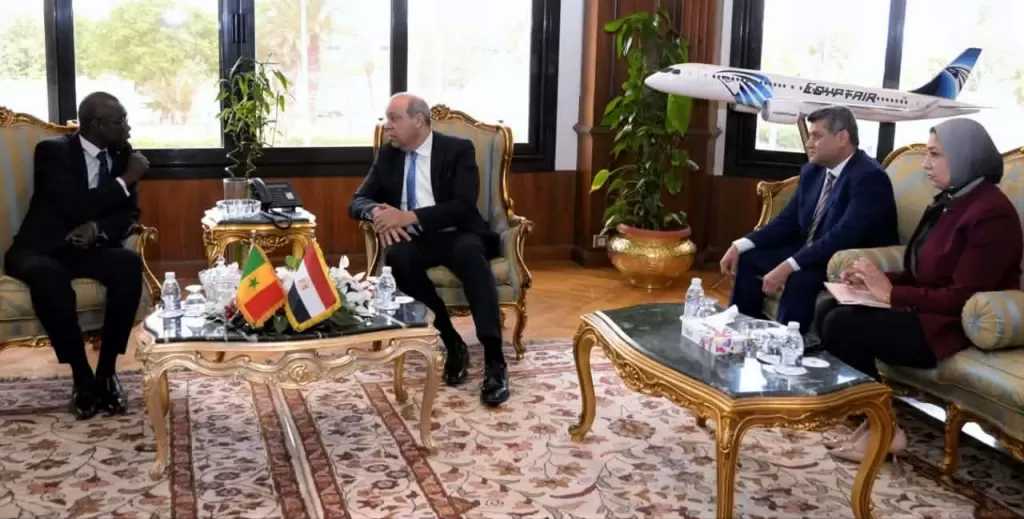 وزير الطيران يستقبل سفير السنغال بالقاهرة لبحث آفاق التعاون المشترك
