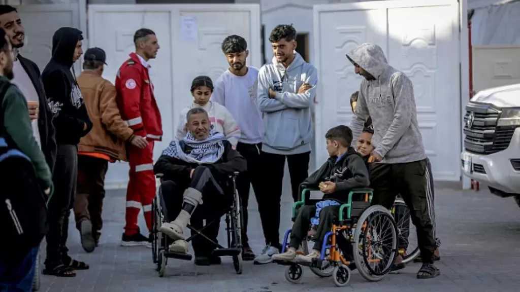جرحى غزة يطالبون بالسفر للعلاج للخارج