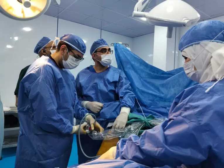 منظار جراحي للركبة يعيد الحركة لمريض وينهي آلامًا حادة بمستشفى شربين المركزي