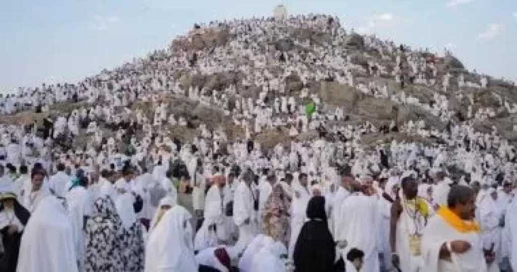 هل ارتداء المخيط للرجال أثناء الحج يُفسد الإحرام؟.. أمين الفتوى يجيب