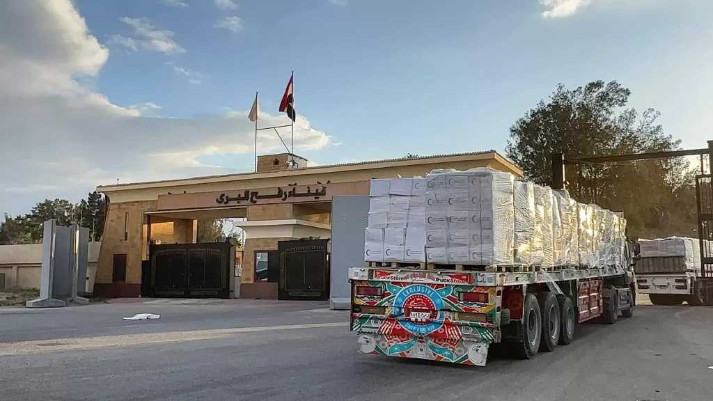 الهلال الأحمر المصري يطلق قافلة «زاد العزة» الـ190 لدعم الأشقاء الفلسطينيين.. صور