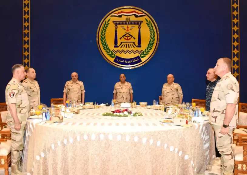 وزير الدفاع والإنتاج الحربي يلتقي عددًا من مقاتلي المنطقة الجنوبية العسكرية.. صور
