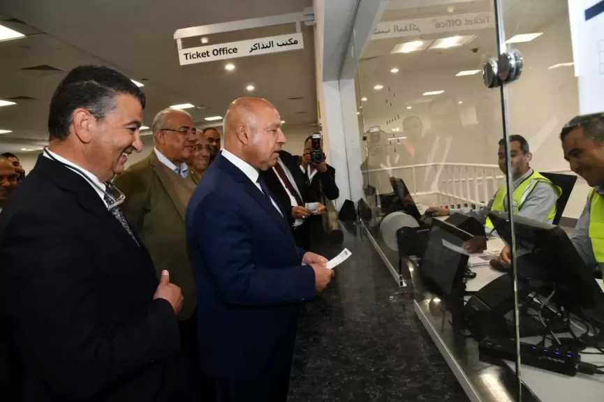 وزير النقل يستقل «المونوريل» من محطة المستثمرين بالقاهرة الجديدة حتى محطة الحي الحكومي بالعاصمة الجديدة