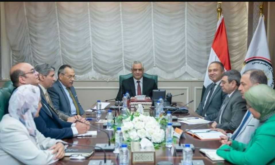 وزير الإنتاج الحربي يناقش تخفيض استهلاك الطاقة وأساليب خفض البصمة الكربونية