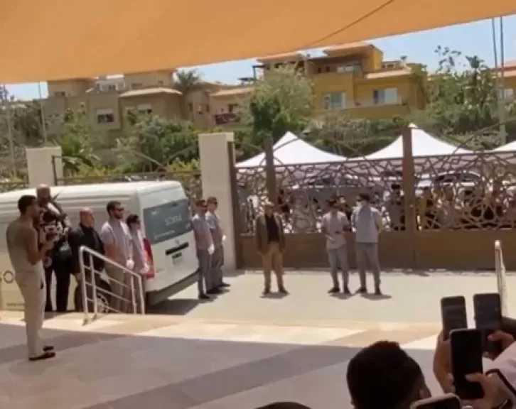 وصول جثمان هاني شاكر إلى مسجد أبو شقة بالشيخ زايد تمهيدًا لصلاة الجنازة.. صور
