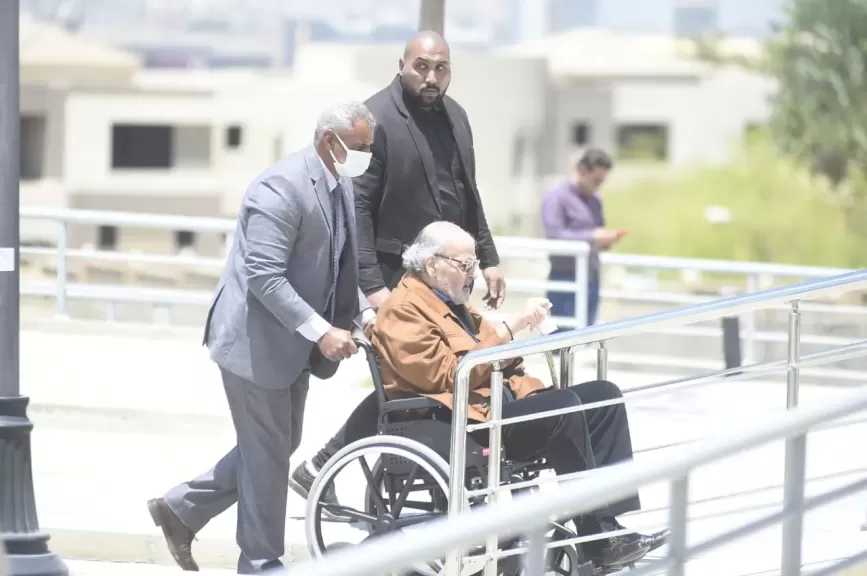 ممدوح عباس رئيس نادي الزمالك الأسبق في وداع هاني شاكر على كرسي متحرك.. صور