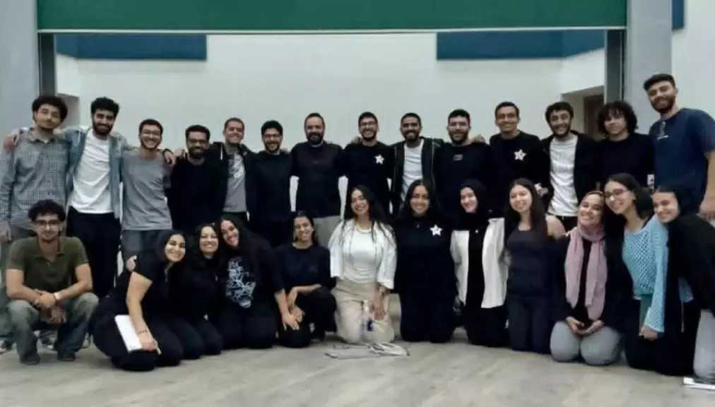 14 و15 مايو.. عرض هُنا على مسرح الجامعة الألمانية بالتجمع الخامس