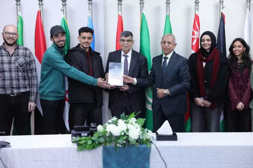 بعد فوزهم بالمركز الأول.. رئيس الأكاديمية العربية يكرم أبطال ”RoboCup”