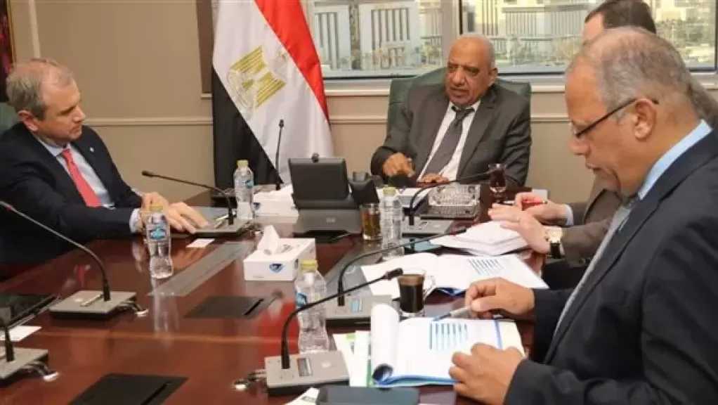 وزير «الكهرباء» يبحث مع «الكازار» الإماراتية الإسراع في تنفيذ مشروعات طاقة الرياح