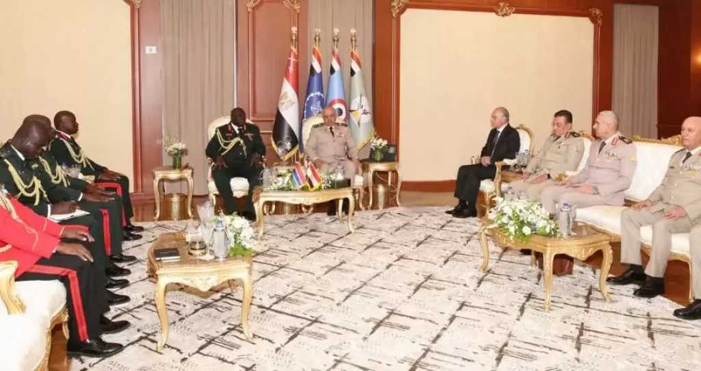 رئيس الأركان يبحث مع نظيره الجامبي آخر المستجدات على الساحة والتعاون العسكري المشترك