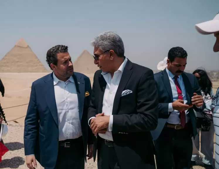 وزير السياحة والآثار يلتقي أبرز المشاركين بالفعالية بمنطقة أهرامات الجيزة