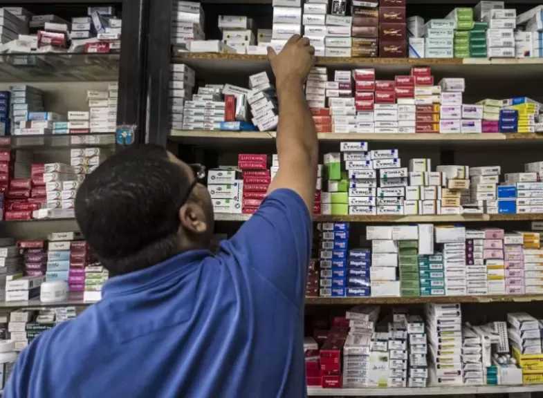 رئيس شعبة الأدوية يطالب بقرار حازم لإلزام الشركات بسحب الأدوية منتهية الصلاحية تلقائيًا