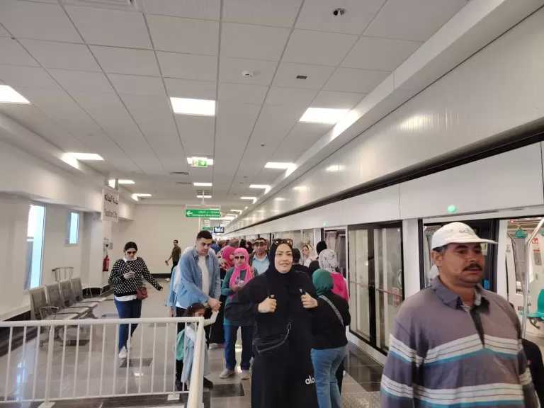 إقبال كثيف على مونوريل شرق النيل في ثالث أيام التشغيل الرسمي| صور