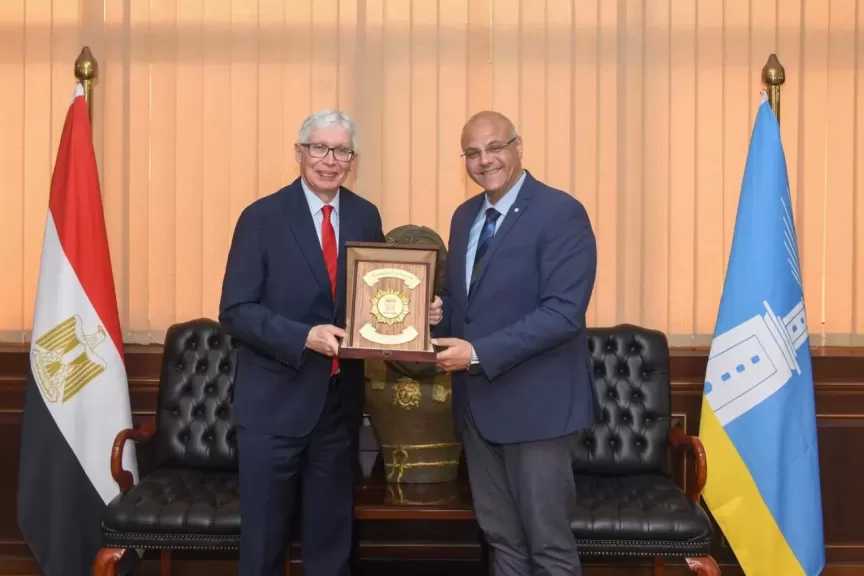 محافظ الإسكندرية وسفير بيرو يبحثان توسيع التعاون الثقافي والاستثماري