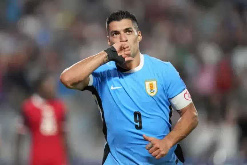 سواريز يفتح الباب أمام العودة لمنتخب أوروجواي في كأس العالم