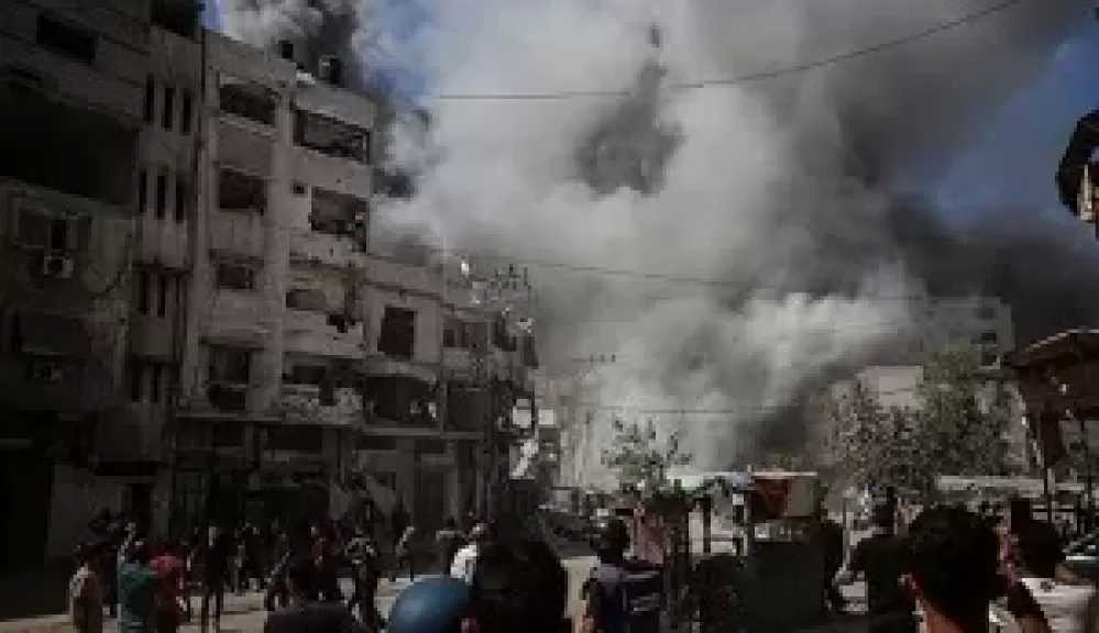 قصف إسرائيلي يدمر منازل بمخيم الشاطئ بغزة ويشرد عشرات العائلات