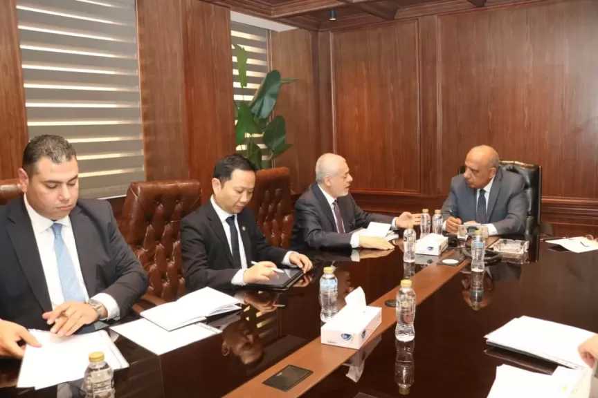 وزير الكهرباء يبحث مع مسئولي شركة ”AMEA POWER” مشروعات الطاقة الشمسية وطاقة الرياح