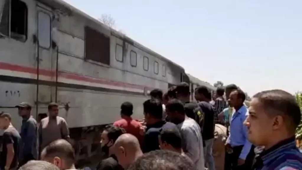 قطار يتسبب في بتر قدمي شاب بعد سقوطه أمام قرية الكافور بأسوان