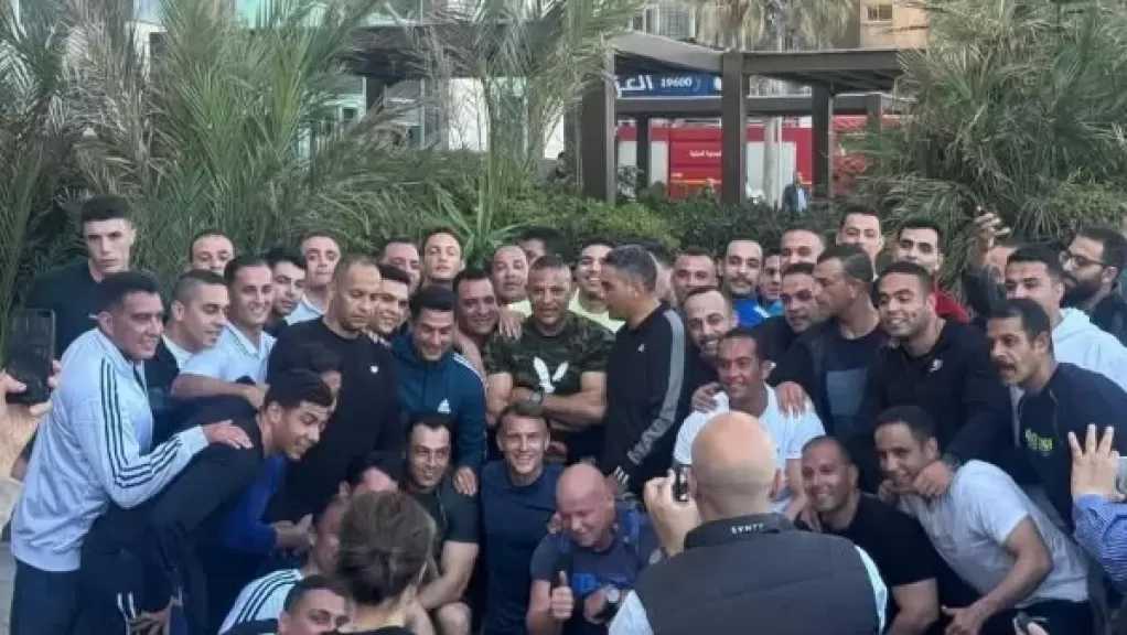 ماكرون يلتقط صورا تذكارية مع شباب الإسكندرية في سان ستيفانو