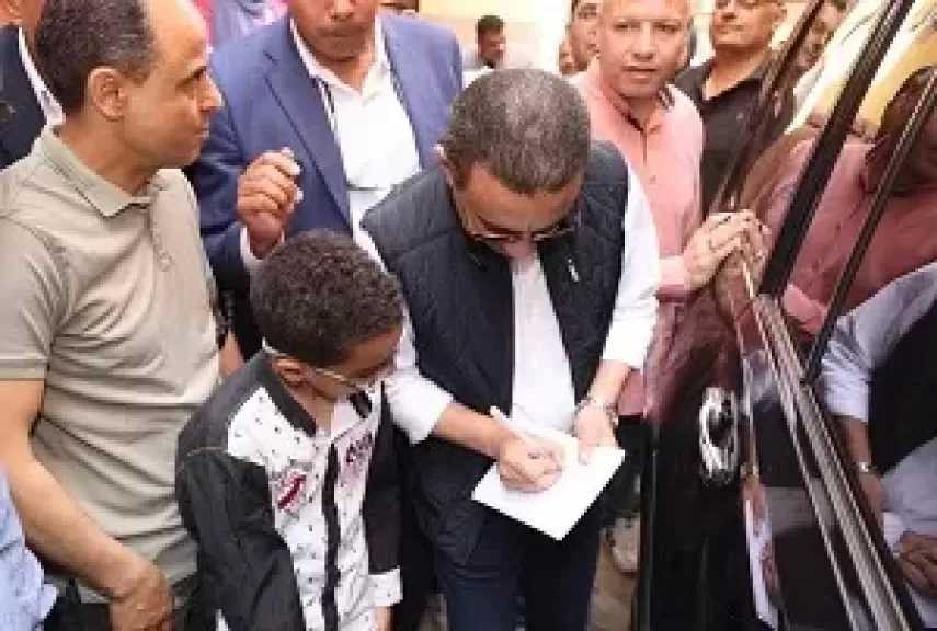 ربنا يوفقك ويكرمك.. محافظ المنوفية يوقع أوتوجراف لطالب خلال زيارته للشهداء