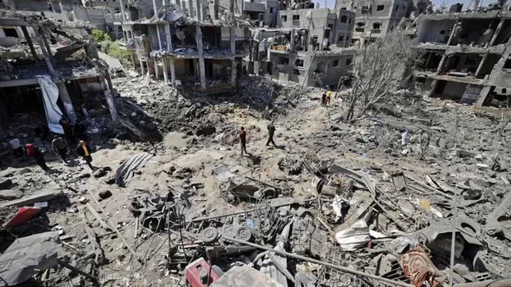 ظنها لعبة.. طفل فلسطيني يفقد بصره بسبب مخلفات حرب الإبادة في غزة