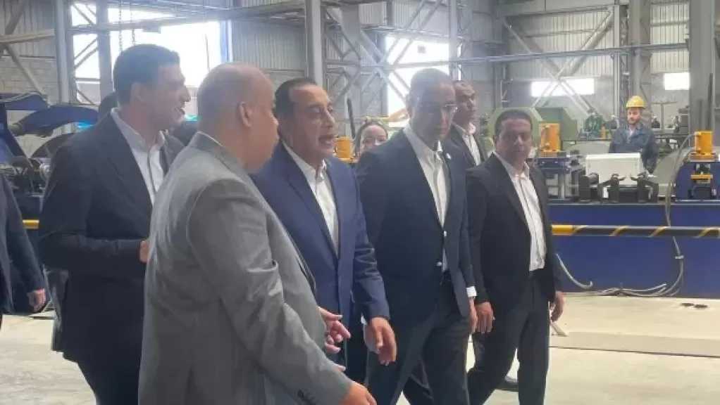 مدبولي يتفقد مصنعا للأعمدة الهيكلية والحديد بأكتوبر.. ويؤكد دعم الدولة للصناعة وتوطين التكنولوجيا
