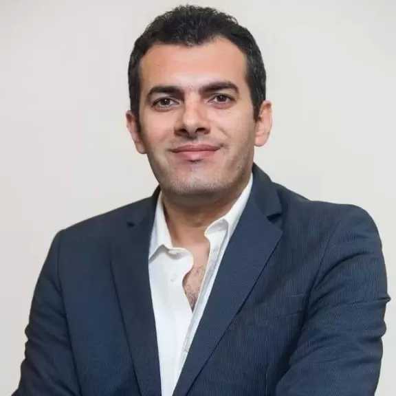 المنتج عماد السيد أحمد ينفي وجود علاقة بين فيلم أسد وثورة علي بن محمد الفارسي